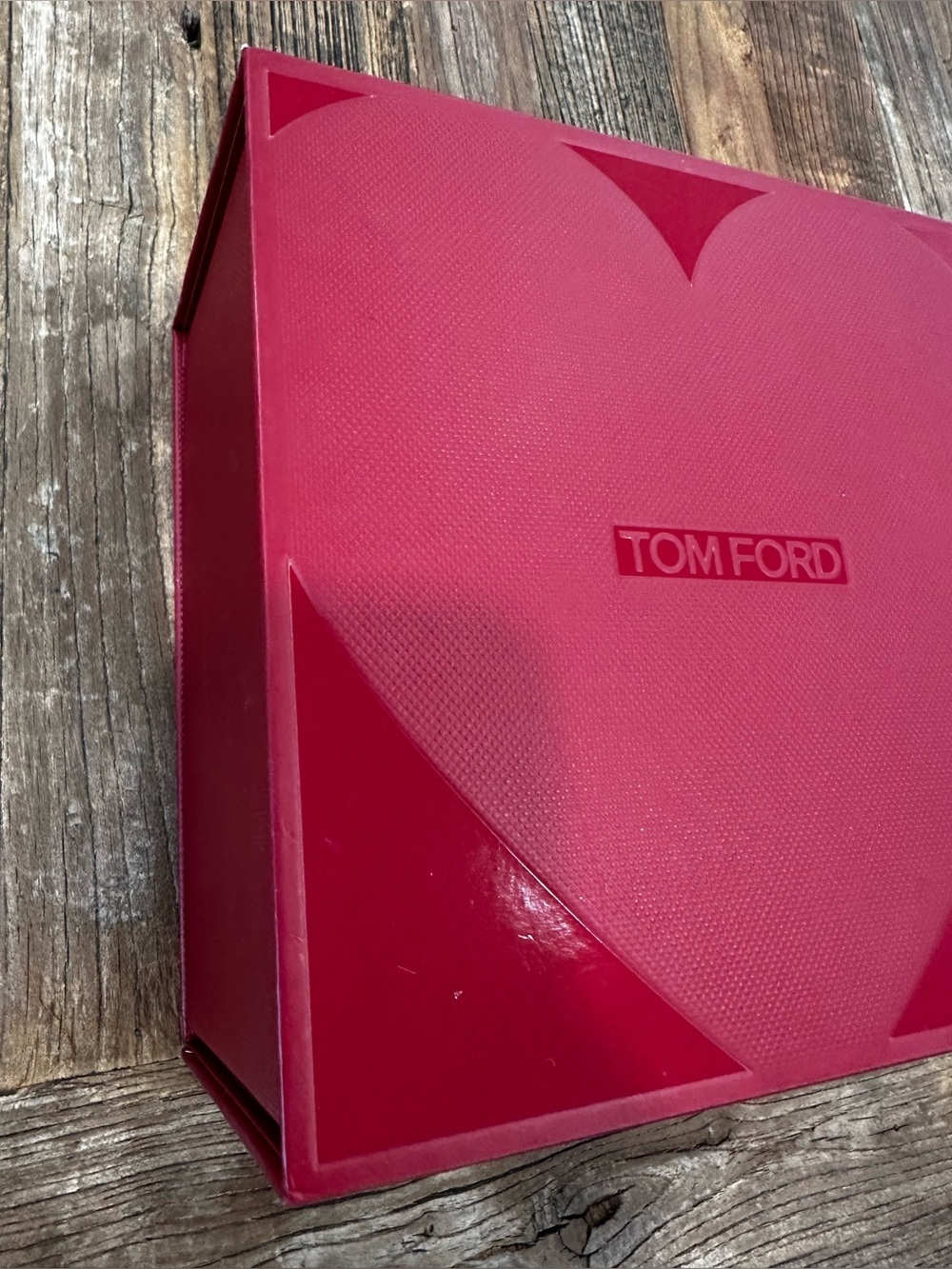 Tom Ford Red Heart-Embossed box - Picture 6 of 12